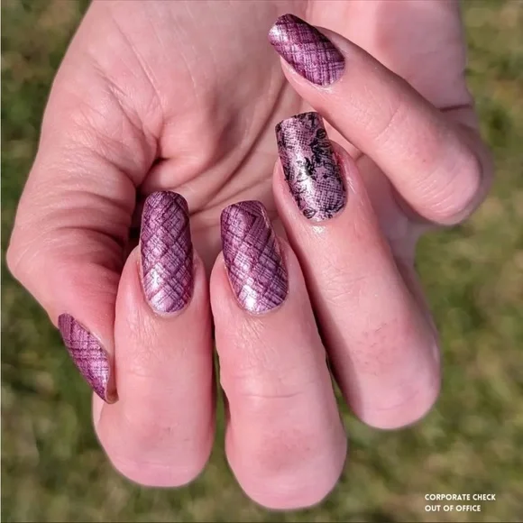 *Exclusive* Color Street: Out of Office | Floral Black Clear Overlay Summer - Picture 15 of 15